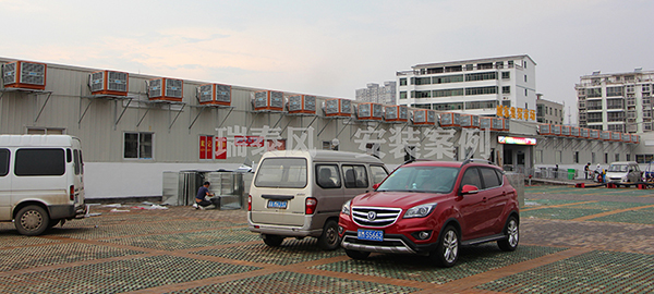 菜市場(chǎng)該如何通風(fēng)降溫呢？瑞泰風(fēng)環(huán)保空調(diào)為居民買(mǎi)菜送清涼